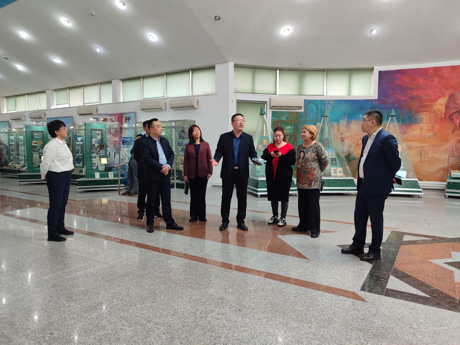 В рамках открытия в КазНУ им. аль-Фараби казахстанско-китайской совместной лаборатории «Технология дистанционного зондирования и применения», делегация из Китая посетила музей университета